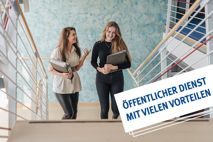 zwei junge Frauen auf der Treppe