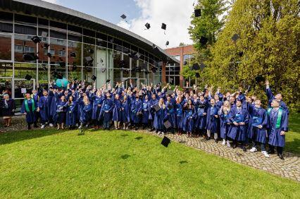 bachelor-graduierung-gruppenfoto