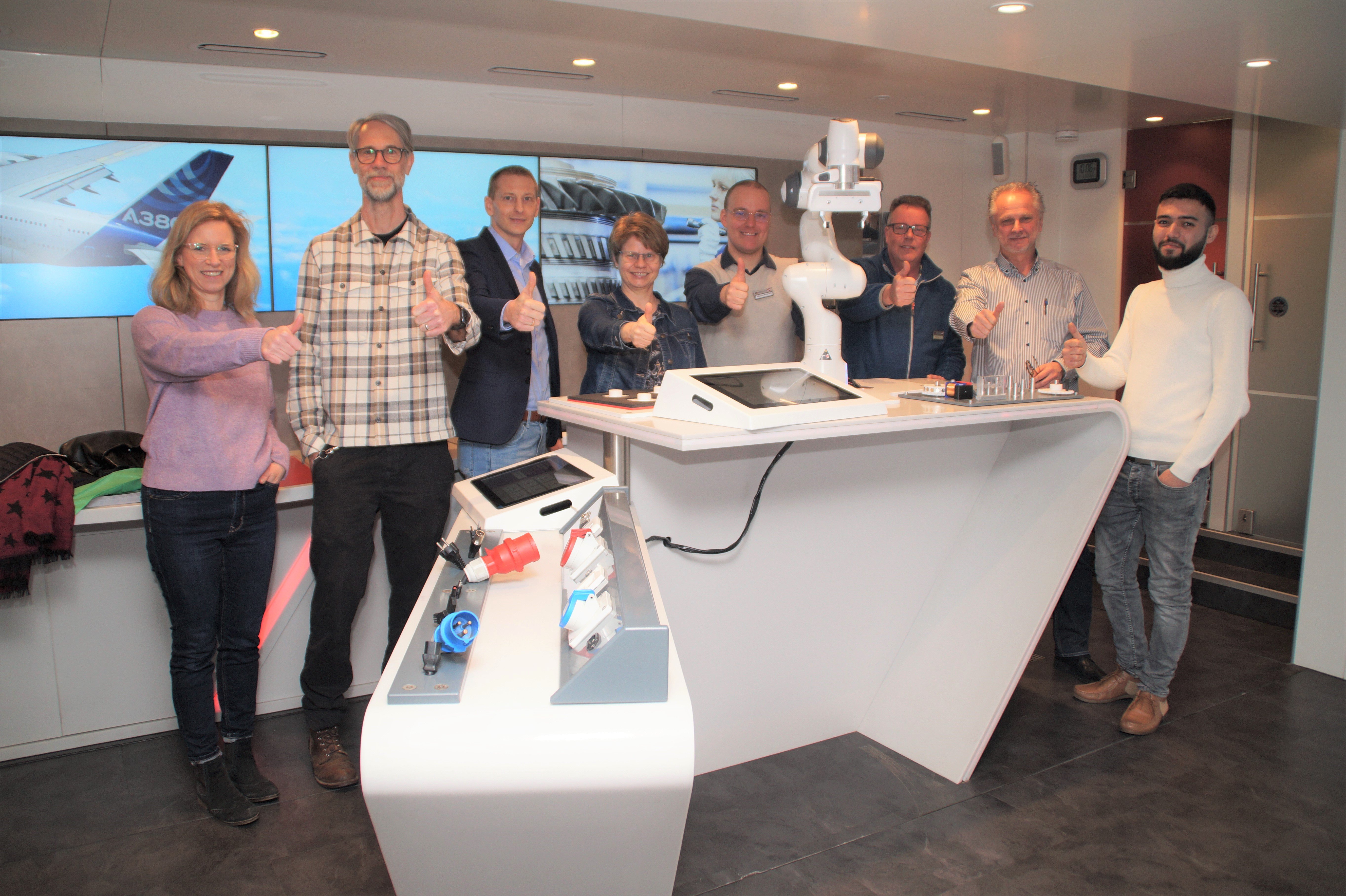 230310_PM_021_M+E-InfoTruck_Ausbildung_und_Arbeit_begreifbar_machen_Foto4