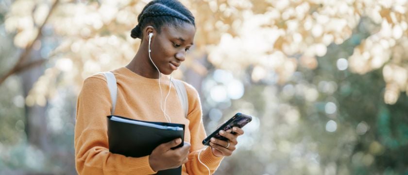 Junge Frau hört Musik über Smartphone