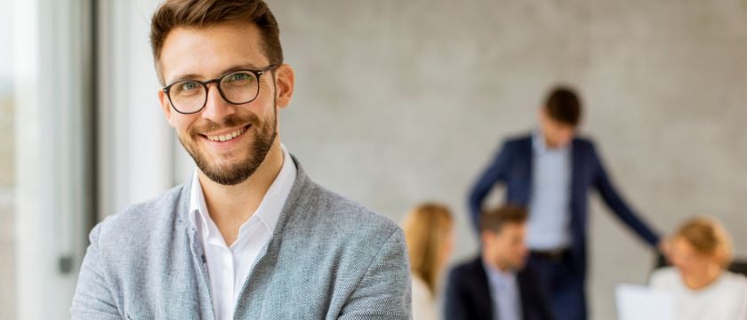Mann-mit-Brille-lächelt-in-Kamera