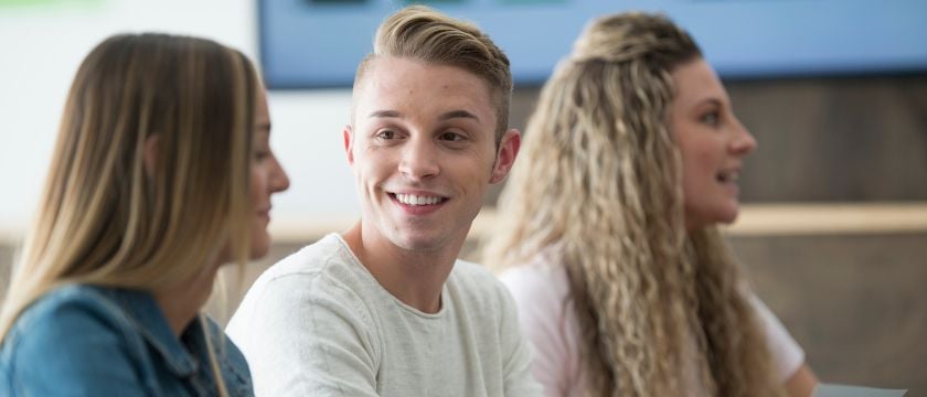 Student im weißen Shirt