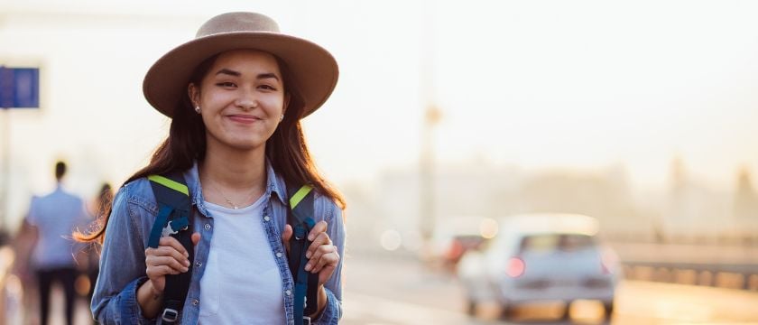 Studentin mit Hut auf einer Straße