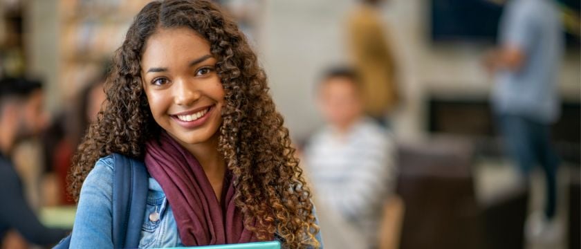 Lachende Studentin