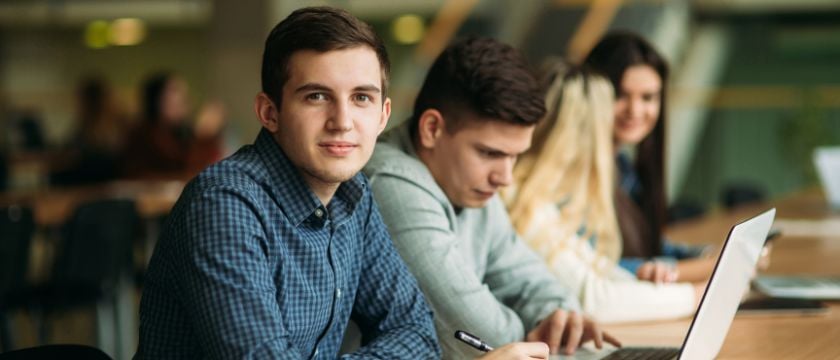 Student mit Laptop