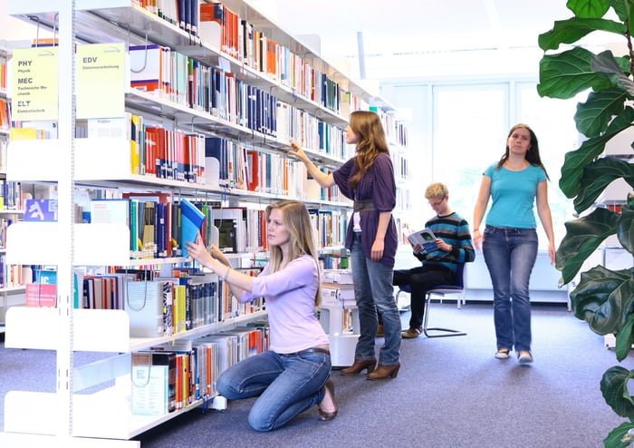 Student:innen in der Bibliothek am Campus Elmshorn Student:innen in der Bibliothek am Campus Elmshorn