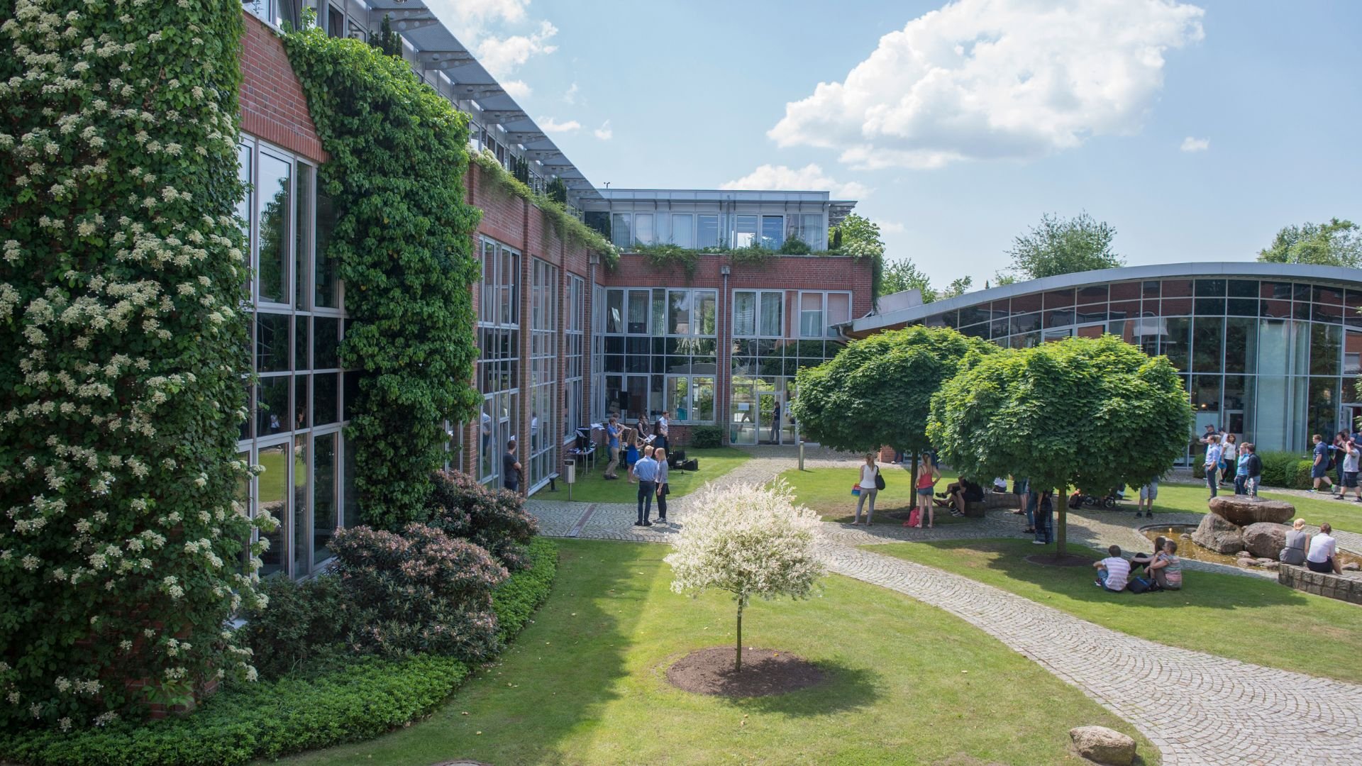Campus Elmshorn courtyard