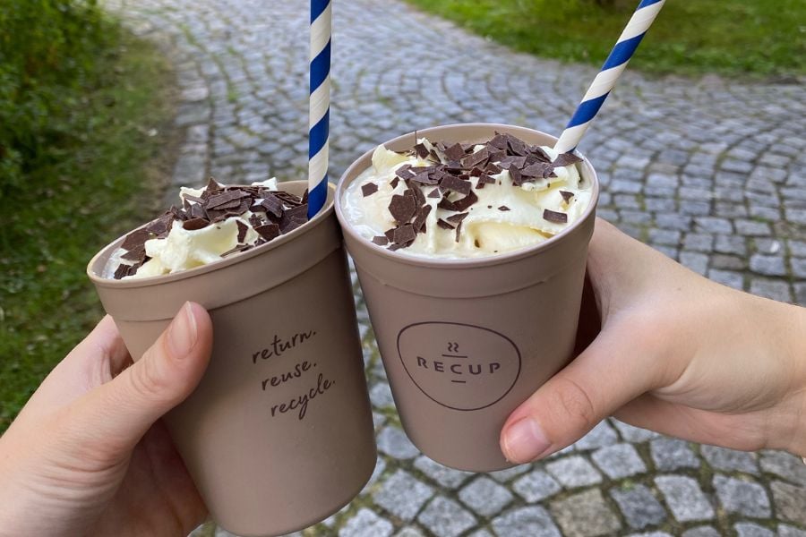 Zwei Becher Eiskaffee mit Strohhalmen