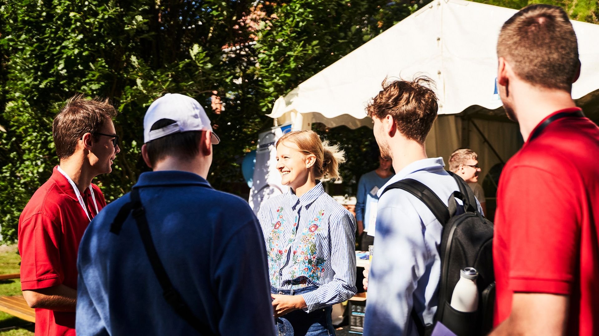 Studenten draußen am Campus