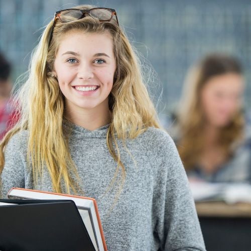 Duale BWL Studentin im Vorlesungssraum