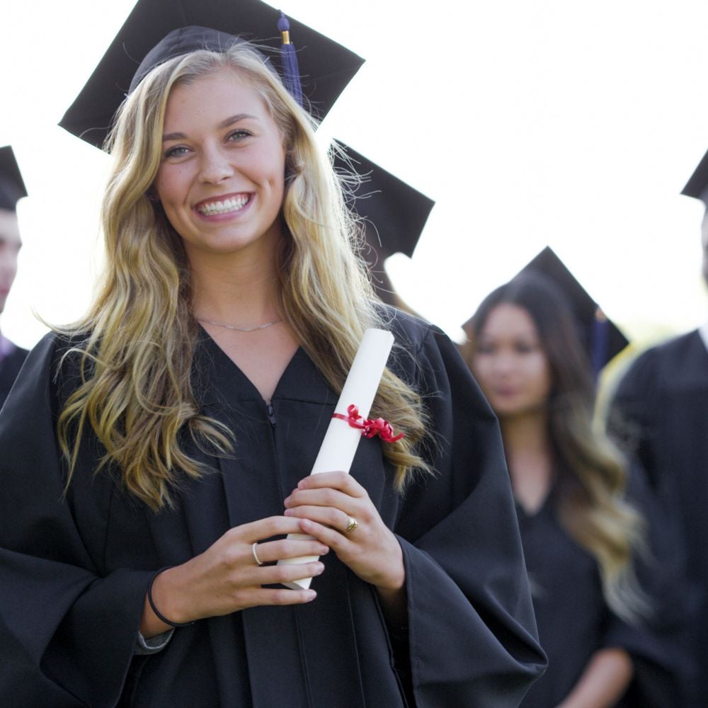 MBA Studentin freut sich über Abschluss