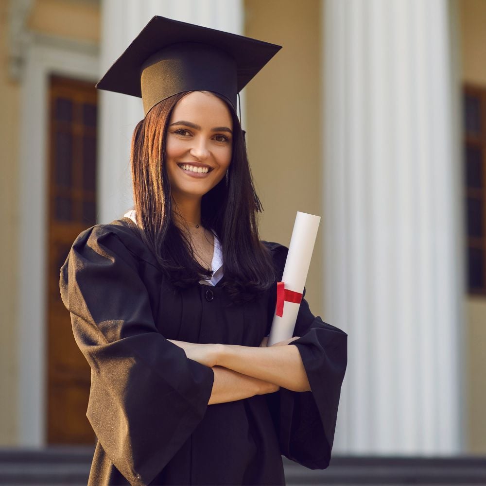 Junge Frau graduiert mit Zertifikat