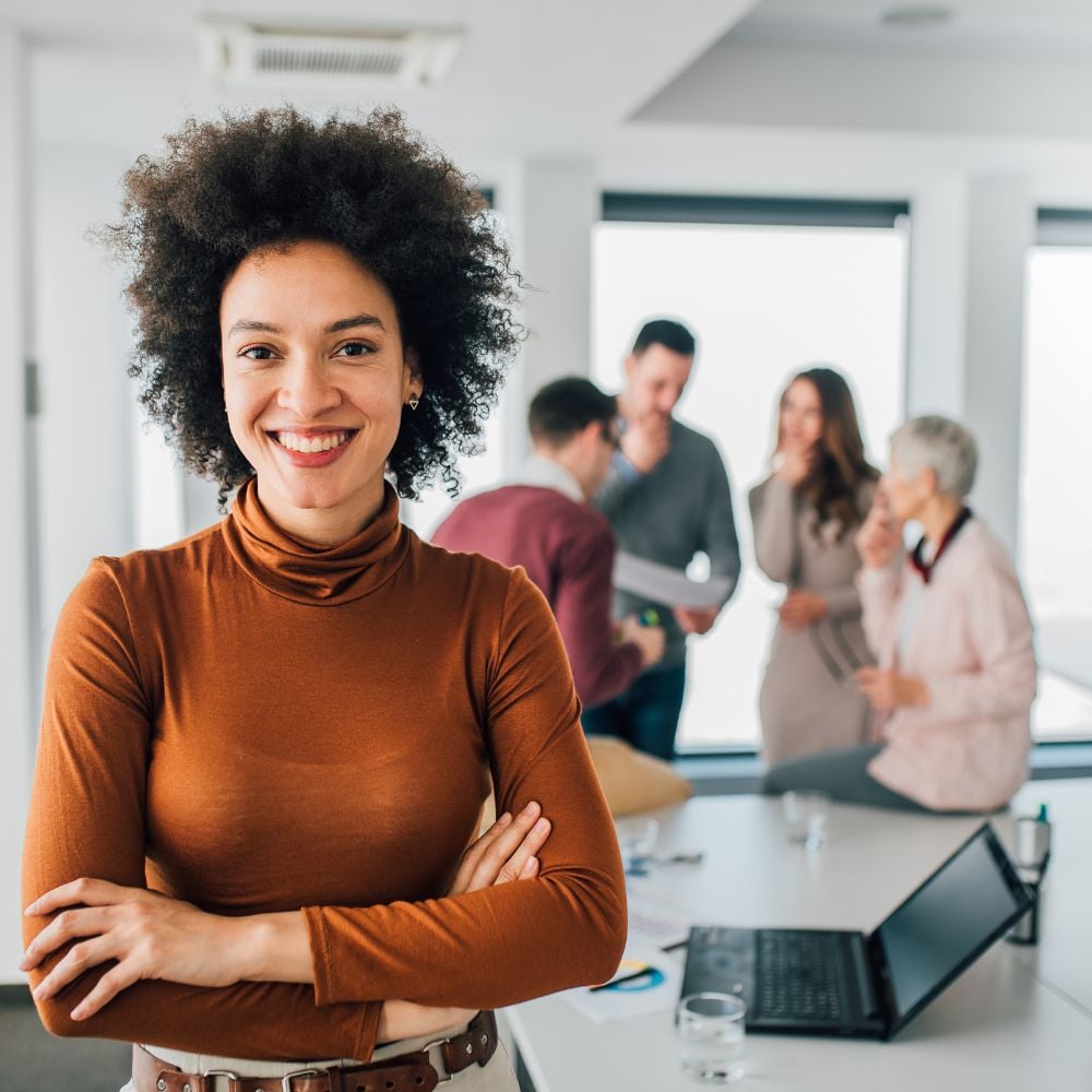 Lächelnde Frau im Büro