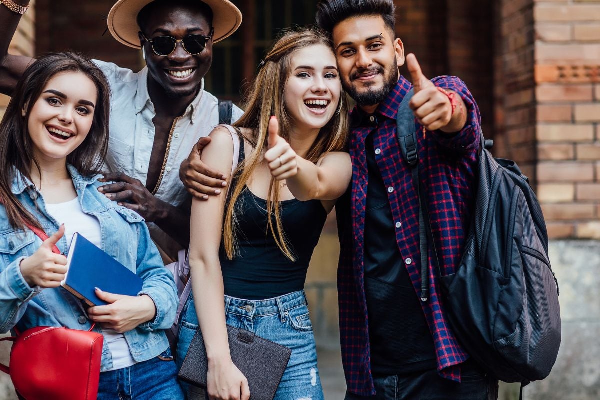 Diverse Studierende lachen gemeinsam