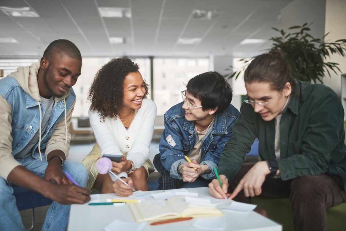 Studierende arbeiten zusammen