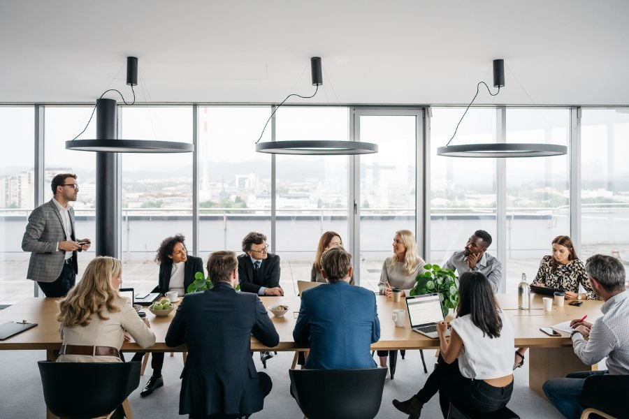 Menschen an langem Meetingtisch