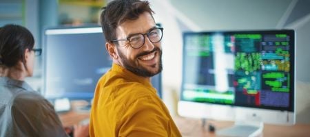 Master Student am Arbeitsplatz
