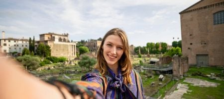 Studentin im Ausland macht Selfie