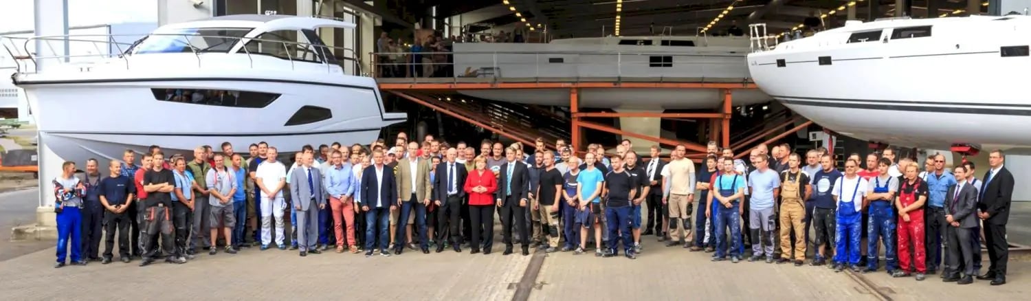 HanseYachts-3_Mitarbeiter_mit_Angela-Merkel