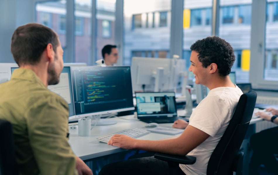 ituv-software-duale-studenten-am-arbeitsplatz