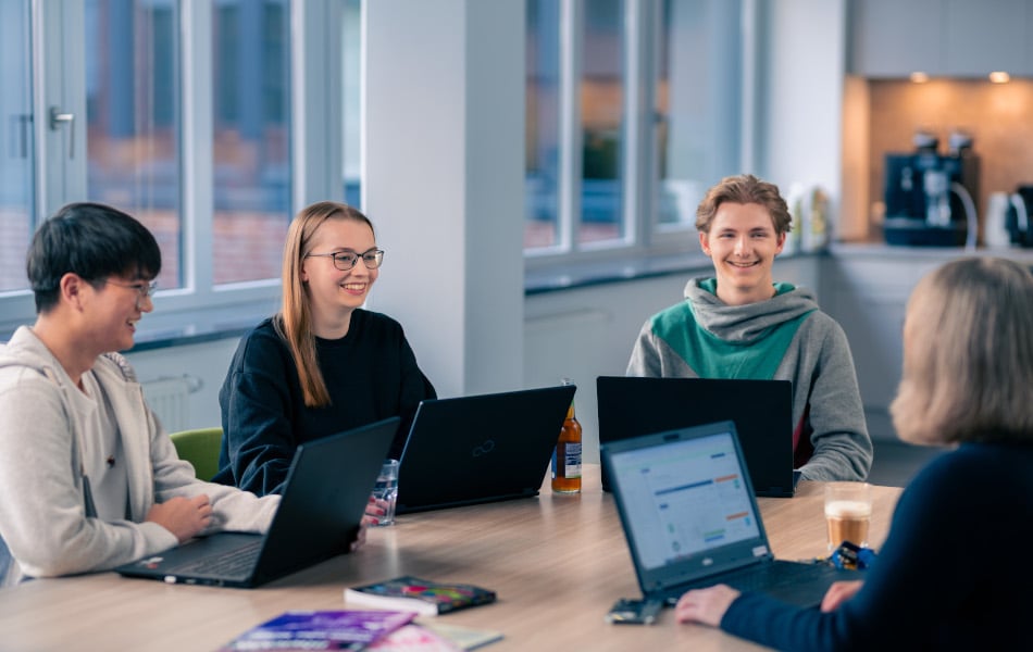 ituv-software-duale-studenten-im-meeting