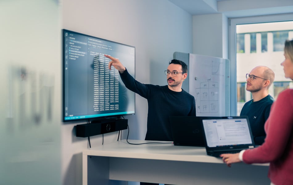 ituv-software-dualer-studentend-präsentiert-programmierung