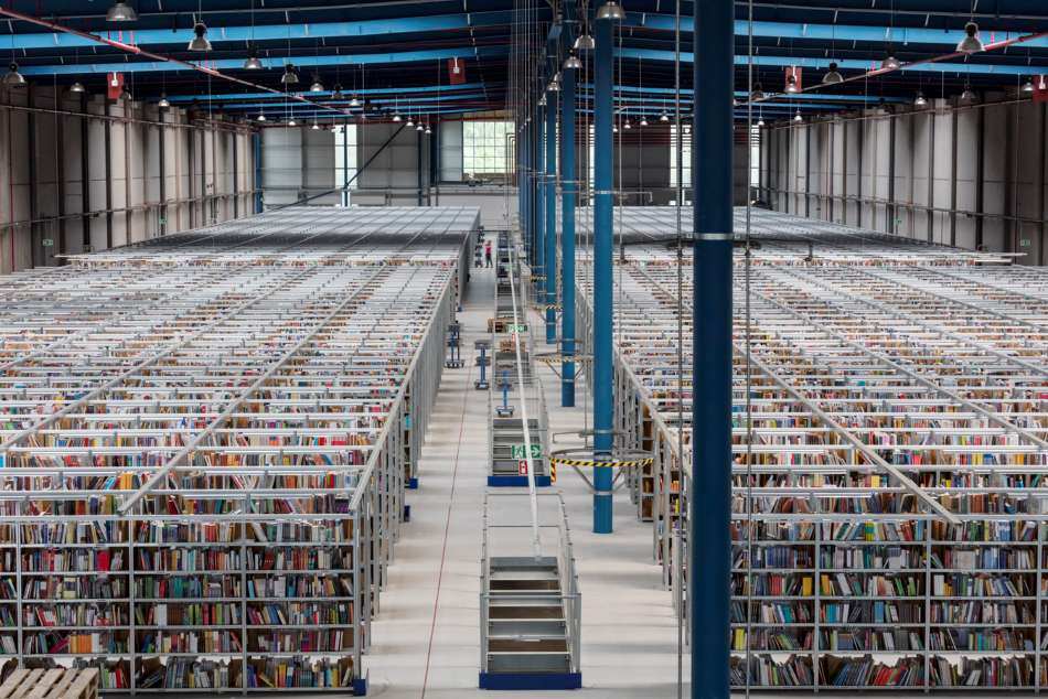 libri lagerhalle mit büchern