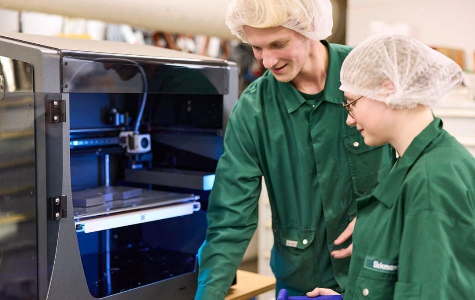 duale-studium-wirtschaftsingenieur-studenten-an-maschine