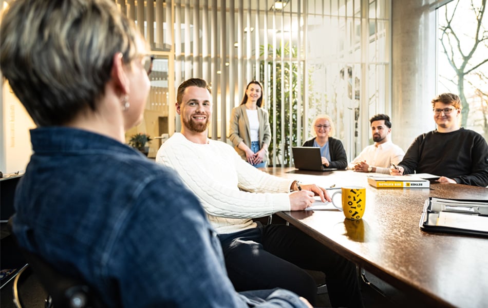reyher-duale-studenten-im-meeting