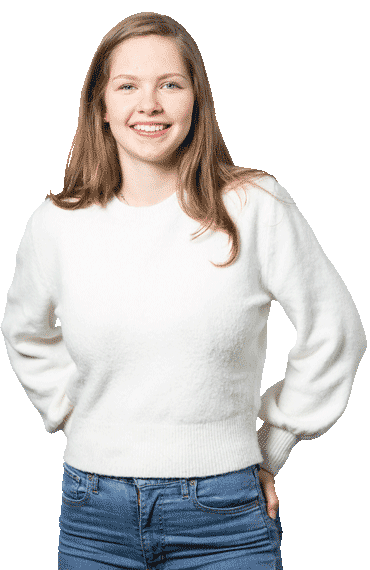 Studentin in weißem Pullover