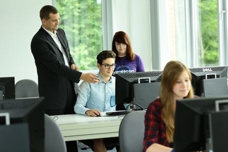 Dozent unterrichtet Studierende