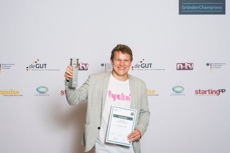 NORDAKADEMIE graduate proudly holds prize in camera