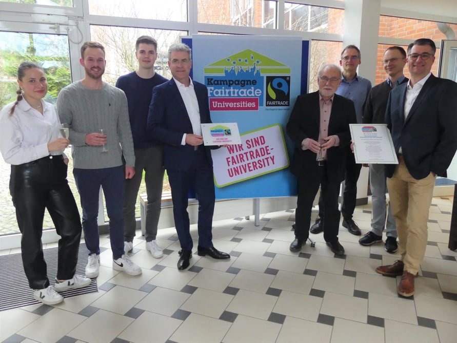 Die NORDAKADEMIE erhält eine Fairtrade-Auszeichnung durch Albert Röhl, externer Referent für Fairtrade Deutschland
