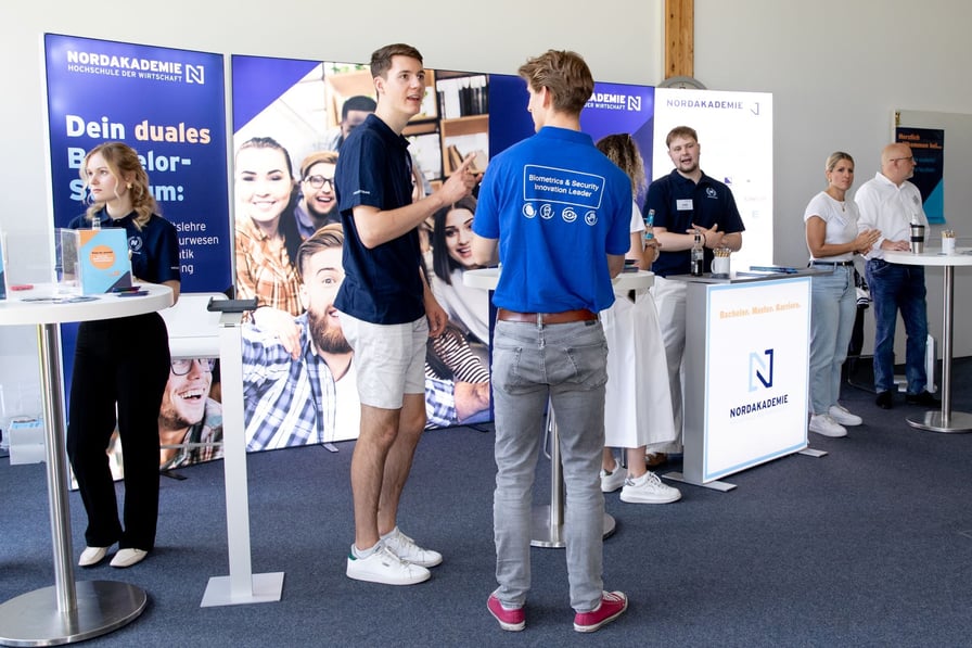campus-and-career-day-audimax-nordakademie-studenten-web