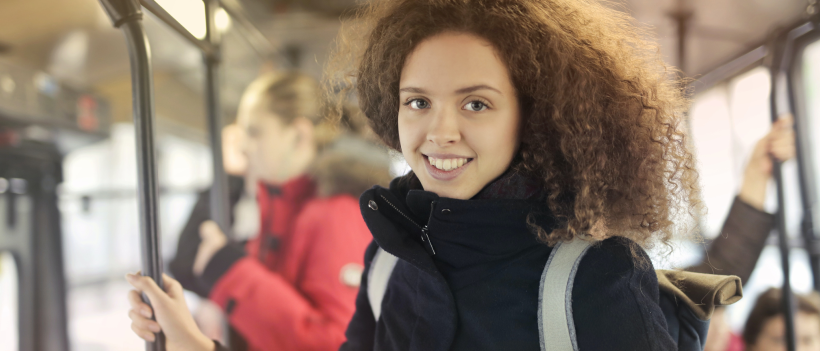 Duale Wirtschaftsinformatikstudentin auf dem Weg zur Hochschule mit den öffentlichen Verkehrsmitteln