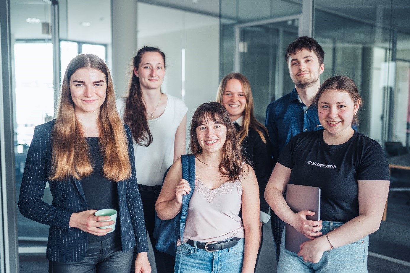 Ein Bild, das Kleidung, Person, Menschliches Gesicht, Lächeln enthält.

Automatisch generierte Beschreibung