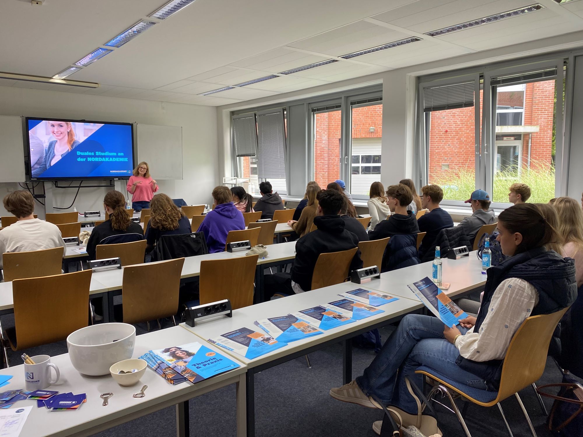 Alles was geht! Karriere im Betrieb! Campusführungen geben exklusive Einblicke ins duale Studium an der NORDAKADEMIE