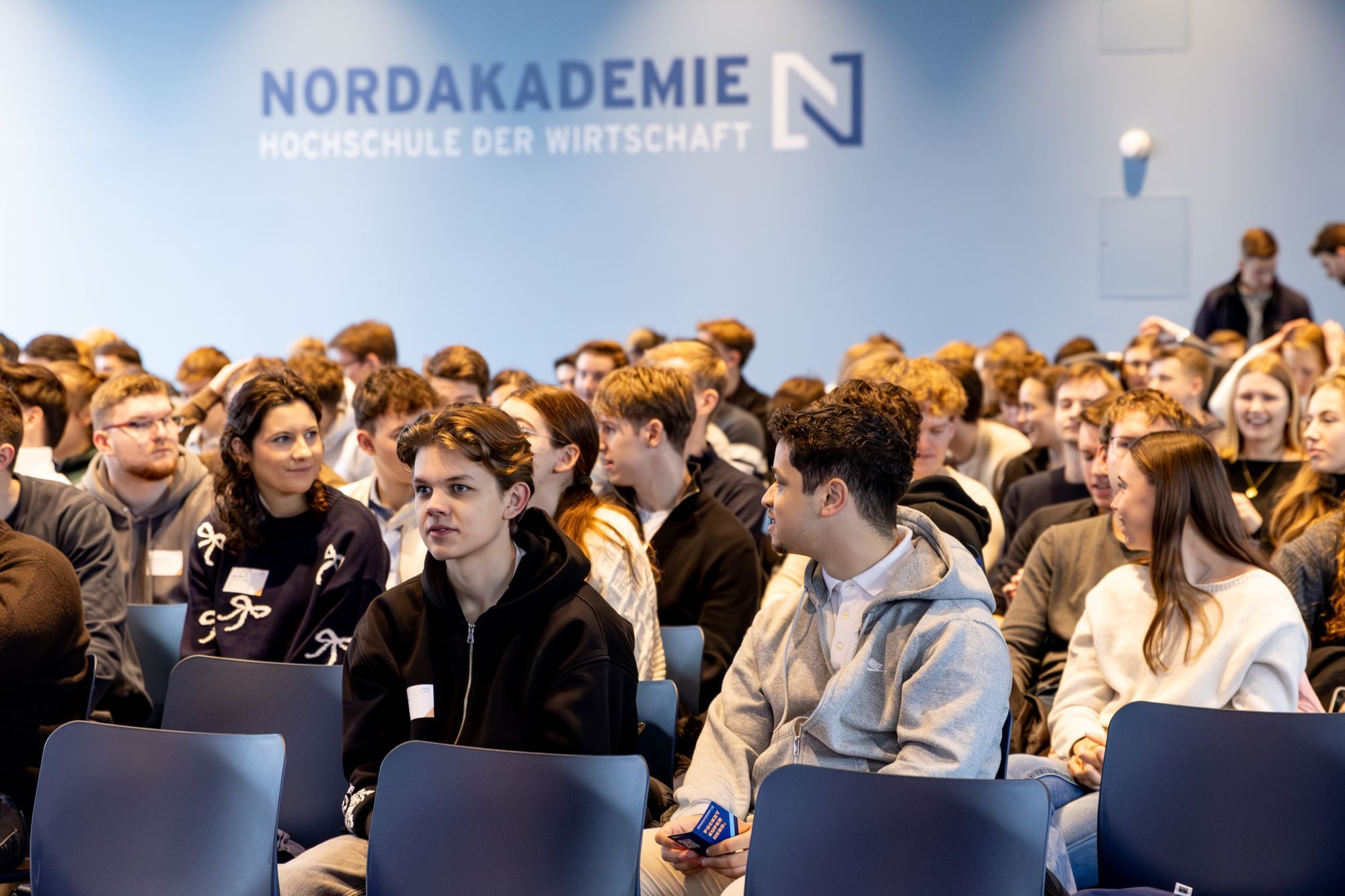 Volles Audimax an der NORDAKADEMIE – Die Hochschule begrüßt ihre neuen Studierenden des Jahrgangs 2025