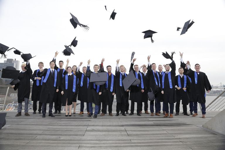 Geschafft! Applaus, Applaus! Feierliche Graduierungsfeier unserer Masterabsolventen im Dockland