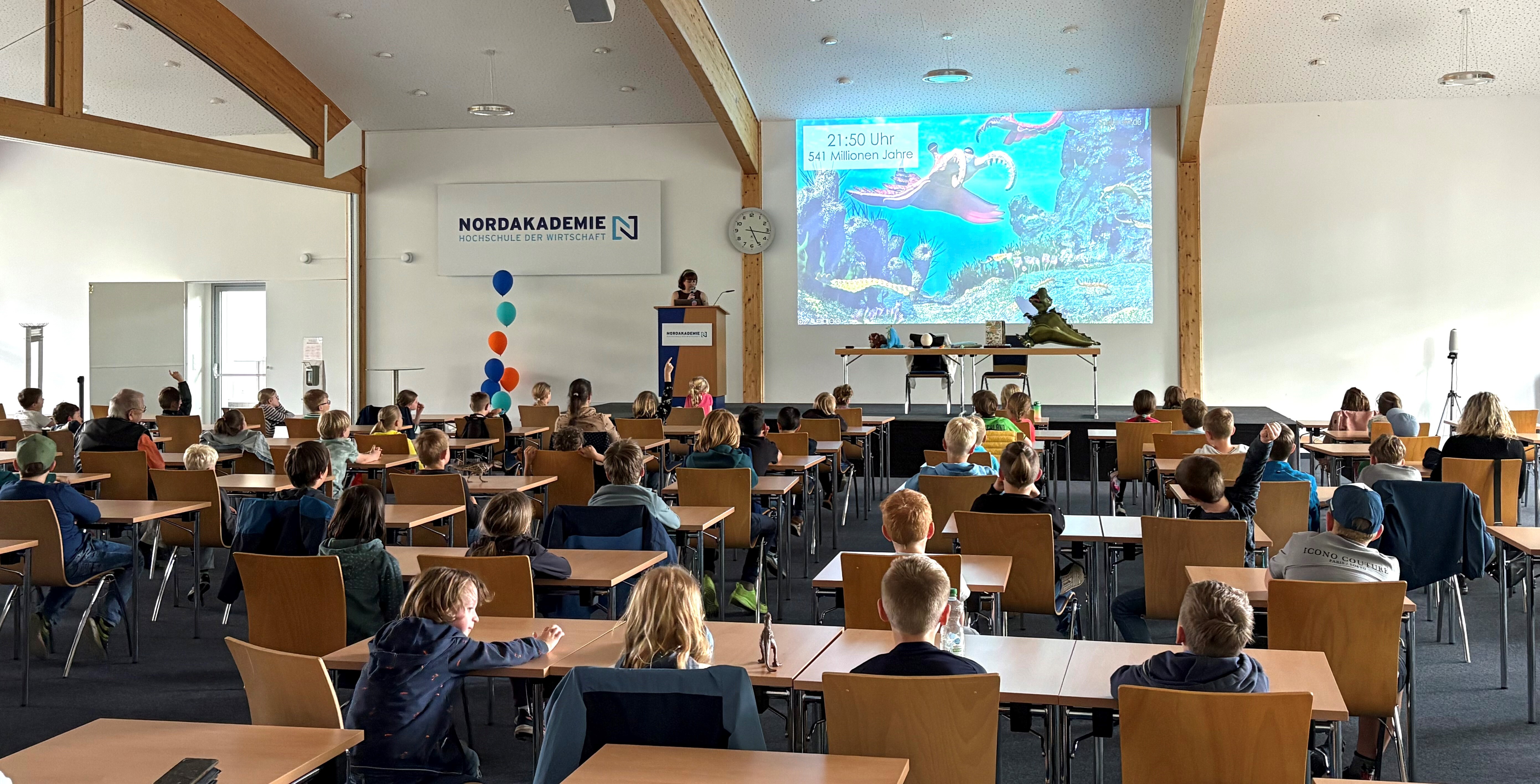 Kinderuni Elmshorn 7. Mai - Die Dinos sind los... Dino-Detektive auf Spurensuche!