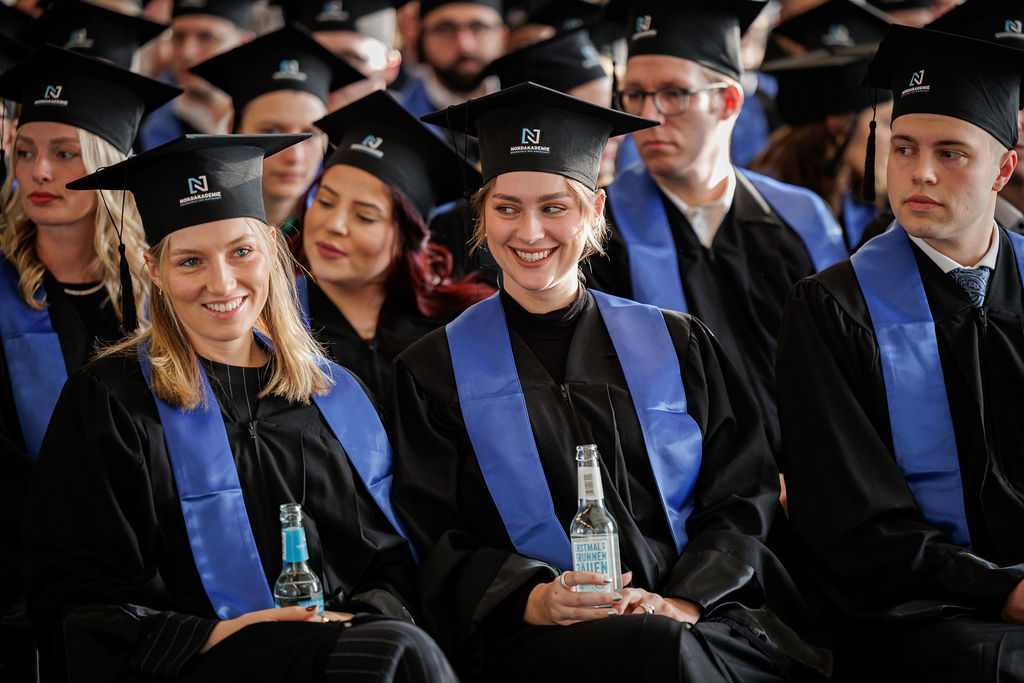 Mastergraduierung Dezember 2023: wir gratulieren unseren Absolventinnen und Absolventen zu ihrem Masterabschluss