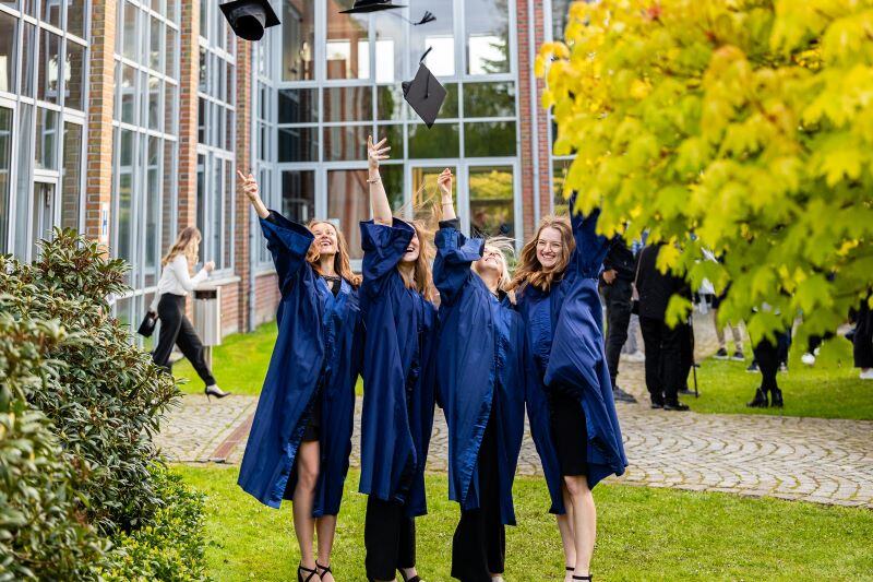 Bachelorgraduierung: 325 Bachelors of Science feiern ihren Abschluss
