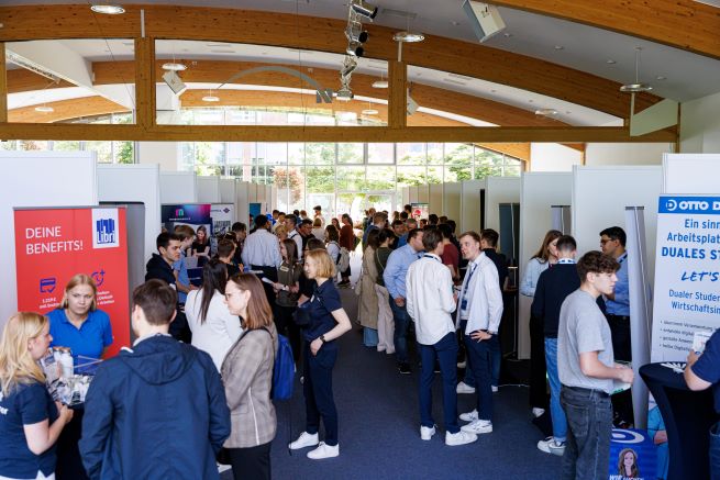 Campus & Career Day 2023: Full House an der NORDAKADEMIE mit 68 Partnerunternehmen